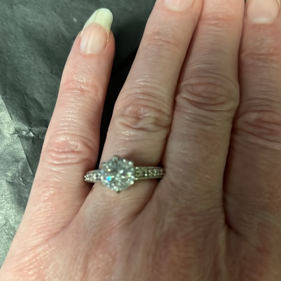 Silver fake diamond ring - Picture 3 of 4